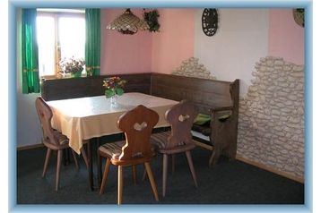 Cehia Chata Vlčice, Exteriorul