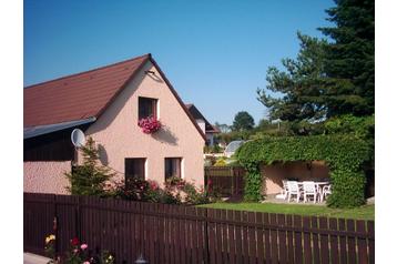 Cehia Chata Vícemil, Exteriorul