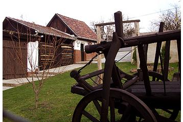 Madjarska Chata Hollókő, Eksterijer