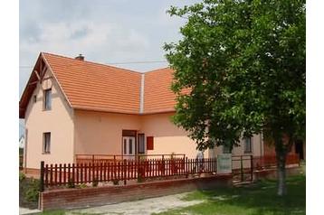 Ungari Privát Fertőd, Eksterjöör