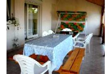 Węgry Chata Abádszalók, Zewnątrz