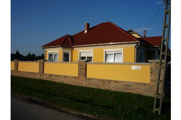 Madjarska Chata Bogács, Eksterijer