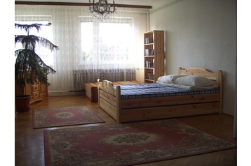 Hungrie Byt Nyíregyháza, Extérieur