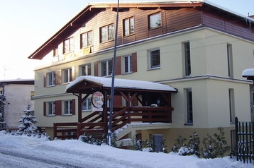 Polonia Byt Wisła, Exterior