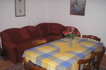 Chorwacja Byt Tkon, Zewnątrz
