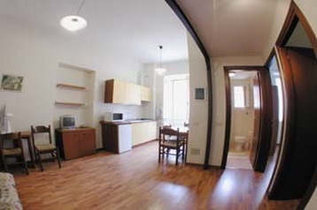 Italia Byt Roma, Exterior