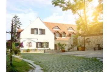 Hungrie Hotel Nyúl, Extérieur