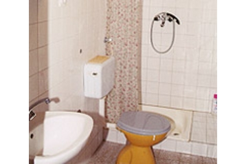 Hrvatska Chata Žrnovnica, Eksterijer