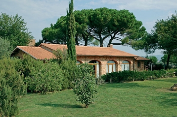 Italia Penzión Scarlino, Exteriorul