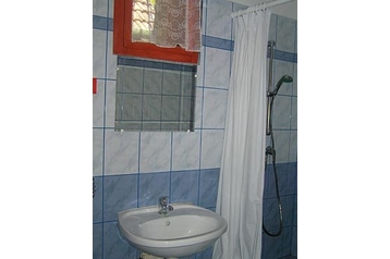 Węgry Chata Sárazsadány, Zewnątrz