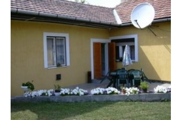 Ungarn Privát Parád, Eksteriør