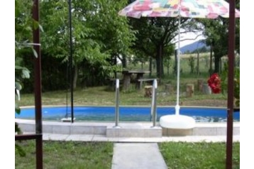 Ungarn Privát Parád, Eksteriør