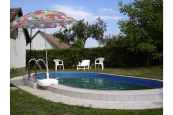 Ungarn Privát Parád, Eksteriør