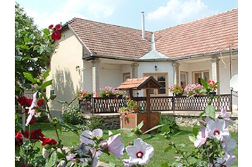 Ungaria Chata Nógrádmarcal, Exteriorul