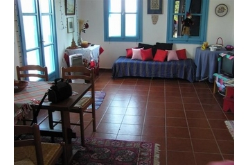 Grecia Chata Rodos, Esterno