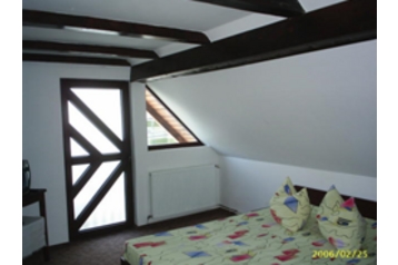 România Chata Moeciu, Exteriorul