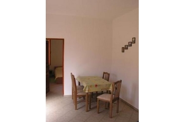 Chorwacja Byt Pula, Zewnątrz