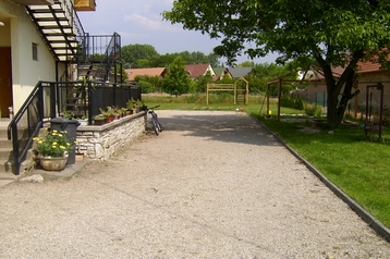 Hungrie Byt Velence, Extérieur