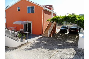 Chorvatsko Privát Arbanija, Exteriér