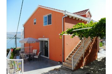 Chorvatsko Privát Arbanija, Exteriér