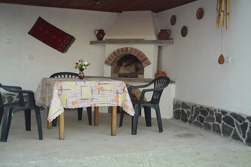 Bulgarija Chata Trjavna, Eksterjeras