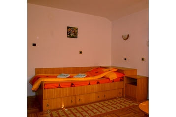 Bułgaria Chata Trojan, Zewnątrz