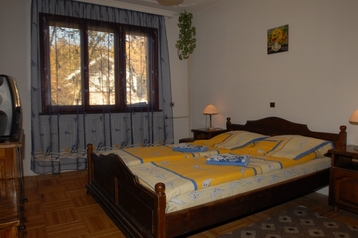 Bułgaria Chata Trojan, Zewnątrz