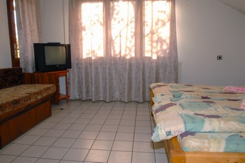 Bułgaria Chata Trojan, Zewnątrz