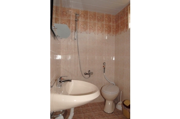 Bułgaria Chata Trojan, Zewnątrz