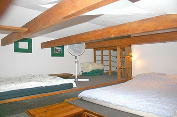 Polonia Byt Krakovia / Kraków, Exteriorul