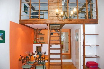 Polonia Byt Krakovia / Kraków, Exteriorul