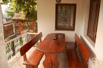 Bulgaaria Chata Trjavna, Eksterjöör