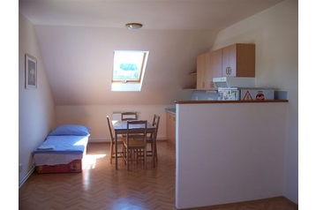 Cehia Byt Hůry, Exteriorul