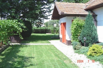 Słowacja Chata Semerovo, Zewnątrz