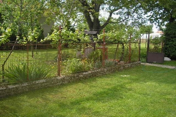 Słowacja Chata Semerovo, Zewnątrz