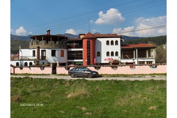 Bułgaria Penzión Apriltsi, Zewnątrz