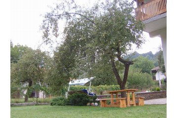 Bulgaria Chata Apriltsi, Exteriorul