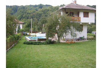 Bulgaria Chata Apriltsi, Exteriorul