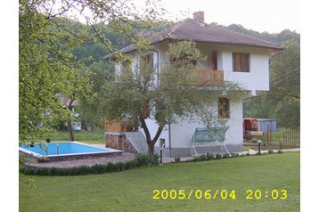 Bulgarija Chata Apriltsi, Eksterjeras