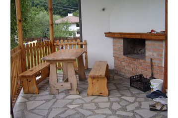 Bugarska Chata Apriltsi, Eksterijer