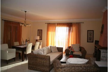 Grecia Chata Kanouli, Exteriorul