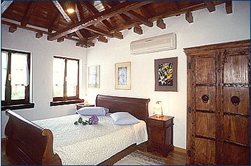 Hellas Privát Mouressi, Eksteriør