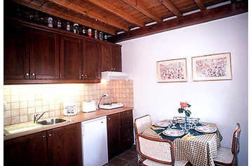 Hellas Privát Mouressi, Eksteriør