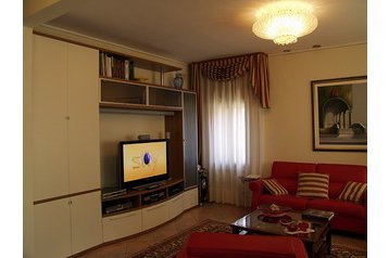 Italia Privát Eraclea, Eksteriør