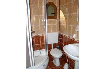 Roumanie Chata Cârţişoara, Extérieur