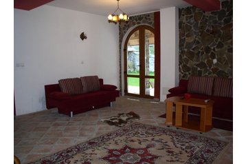 Rumunia Chata Cârţişoara, Zewnątrz