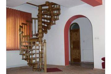 Rumunia Chata Cârţişoara, Zewnątrz