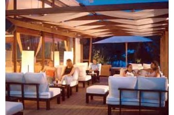 Grecia Hotel Karystos, Exteriorul