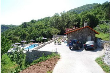 Juodkalnija Chata Lapčići, Eksterjeras