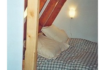 France Chata Huez, Extérieur